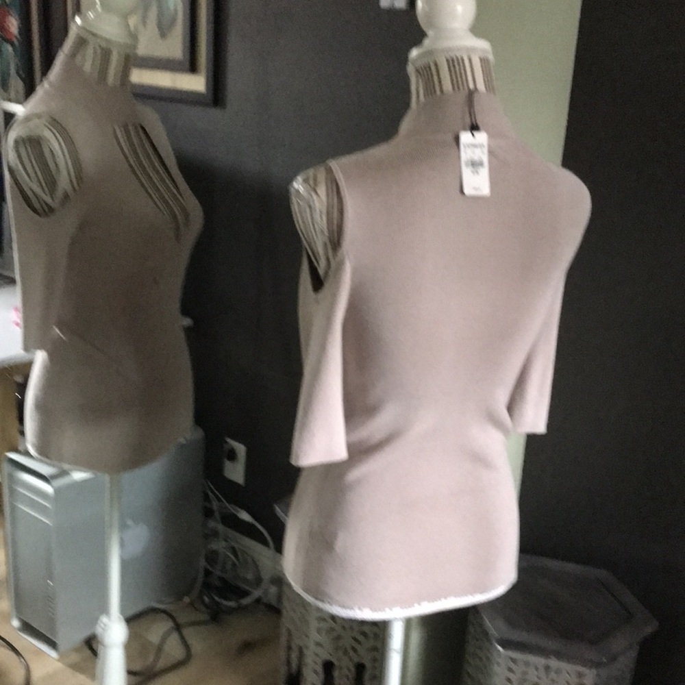 Express, lightweight sweater top, large keyhole front opening - Picture 7 of 8